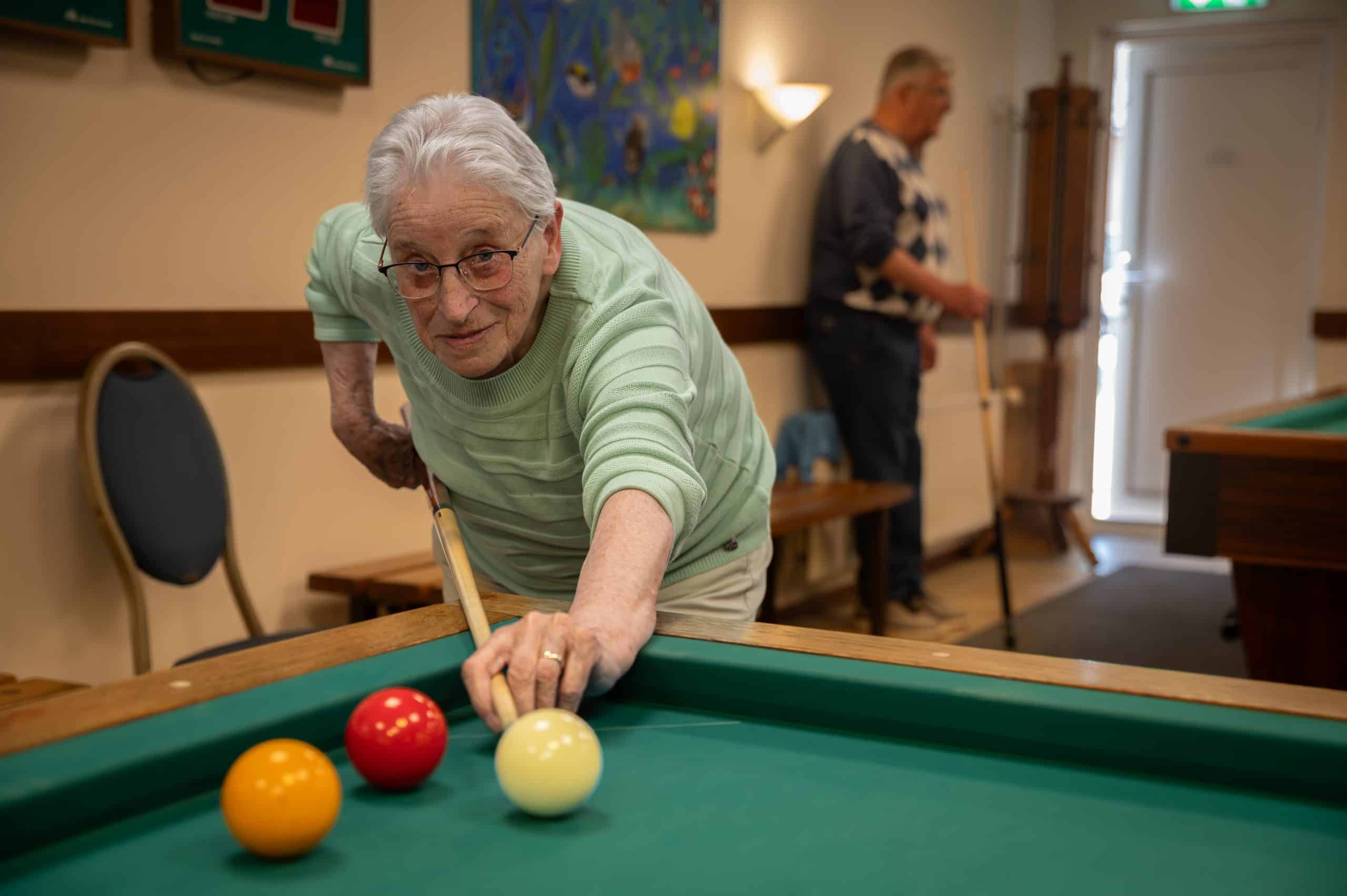 Biljarten is de passie van Rietje vd Waals